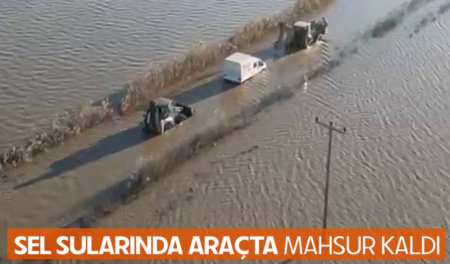 Bursa Karacabey'de  sel sularında araçta mahsur kalan sürücü ekiplerce kurtarıldı