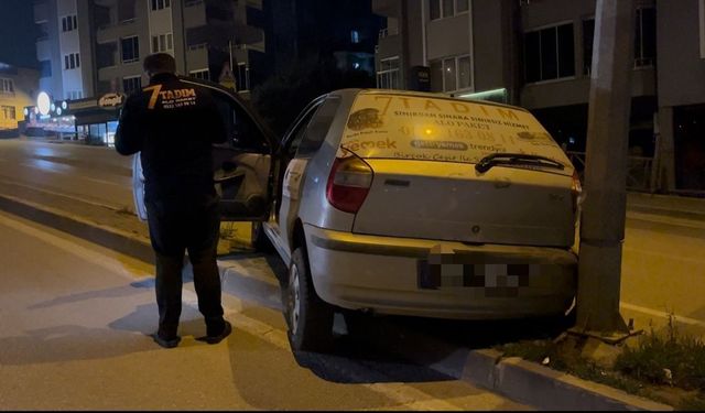 Bursa'da park ettiği otomobil bir anda geri kaçtı, direğe çarparak durabildi