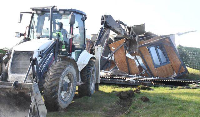 İznik'te  tarım arazilerindeki tiny house'lar bir bir yıkıldı
