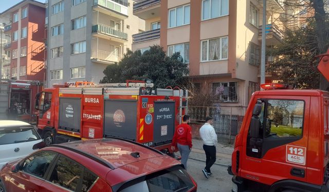 Bursa Osmangazi’de apartman çatısında yangın paniği