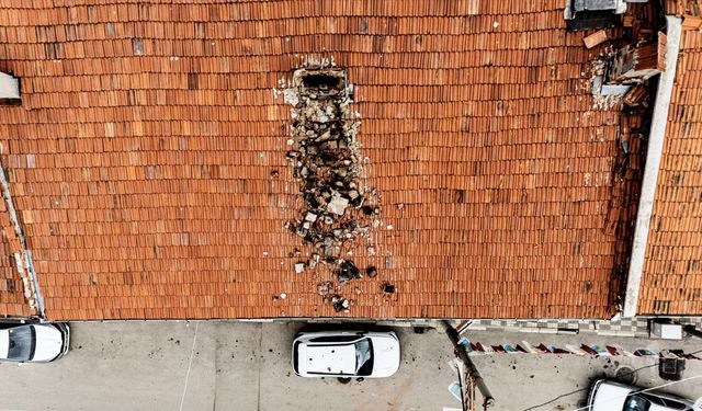 Bursa Keles'te çürüyen baca otomobilin üzerine yıkıldı