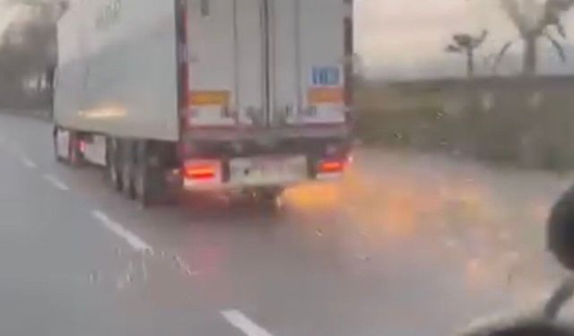 Bursa Kestel'de korku dolu anlar, direği deviren TIR olay yerinden kaçtı