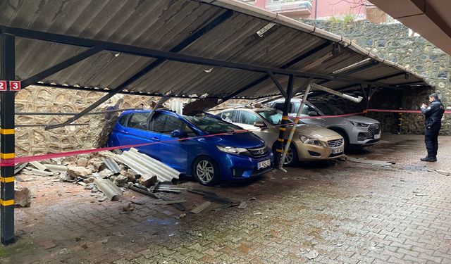 Bursa Osmangazi'de yağışla istinat duvarı çöktü, 3 lüks otomobil zarar gördü