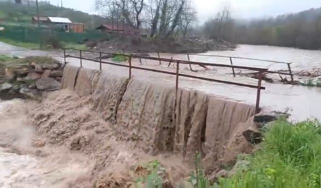 Bursa Gemlik'te aşırı yağışlar köprüyü trafiğe kapattı