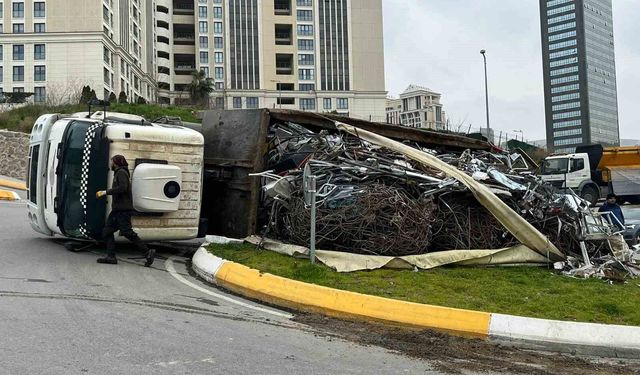 Ataşehir'de kamyon devrilerek yan yattı