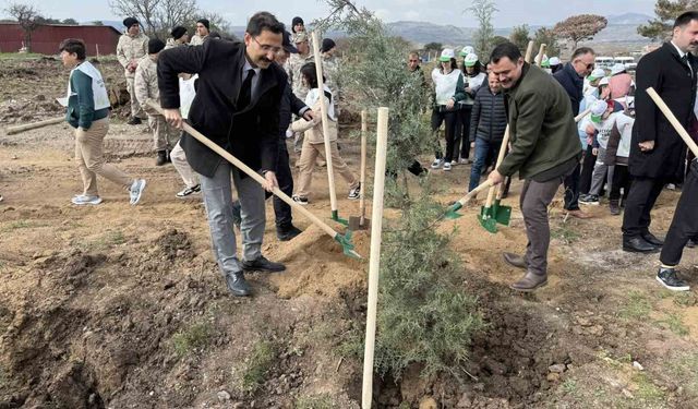 Ayvacık'ta 1500 fidan toprakla buluşturuldu