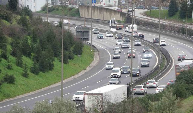 Bayram tatili dönüşleri başladı, TEM'de akıcı yoğunluk hakim