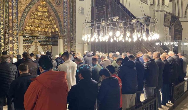 Bursa'da Muhsin Yazıcıoğlu için Ulucami'de mevlid okutuldu, helva ikram edildi