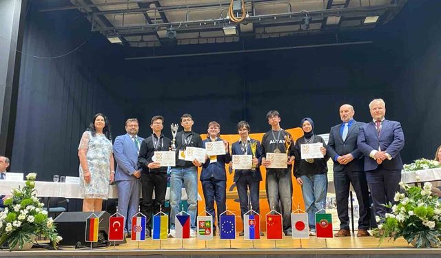 Bursalı öğrencilerden Çekya'da robotik başarısı