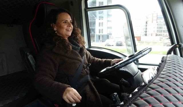 Büyük araçlara küçüklüğünden beri hayranlık duyan Buket, 3 yıldır ağır vasıta eğitmenliği yapıyor