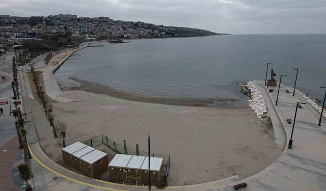 Büyükçekmece'de deniz çekildi