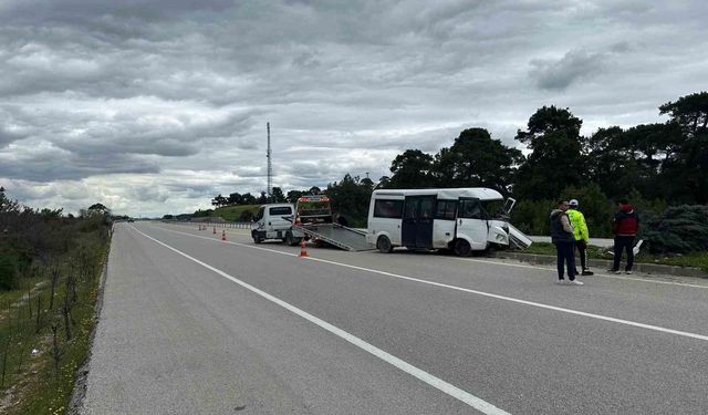 Çanakkale'de yoldan çıkan minibüs refüje çıktı; 2 kişi yaralandı