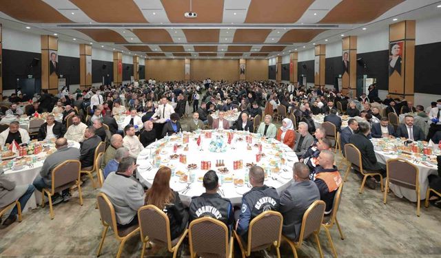 Esenyurt Belediye Başkan Vekili Can Aksoy, belediye personeli ile iftar programında bir araya geldi