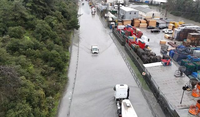Eyüpsultan'da göle dönen yol havadan görüntülendi