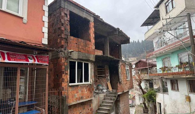 İzmit'te kullanılmayan iki katlı evin çatısı alev alev yandı