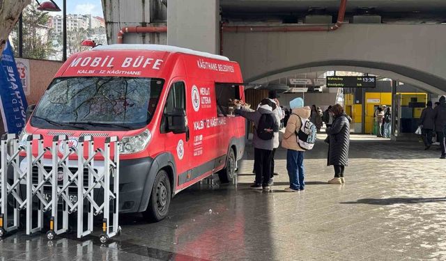 Kağıthane'de iftara yetişemeyenlere sıcak çorba ikramı