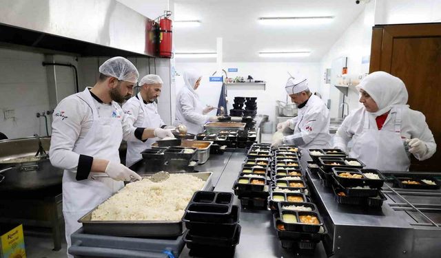Öğrenciler ve ihtiyaç sahipleri için dev kazanlar kaynıyor