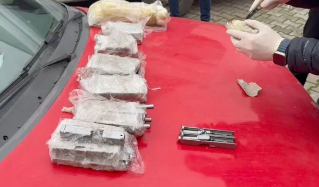 Otomobilin kapılarına zulalanmış cephanelik polis ekiplerince yakalandı