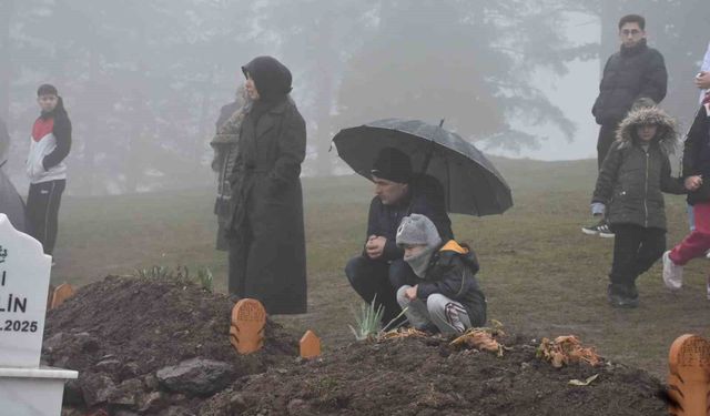 Ramazan Bayramı öncesi mezarlıklara akın ettiler: Kabir başında dua ve gözyaşı