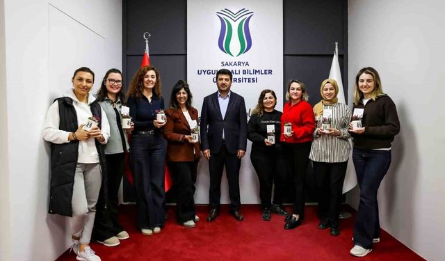 Rektör Sarıbıyık'tan kadın personele anlamlı kutlama