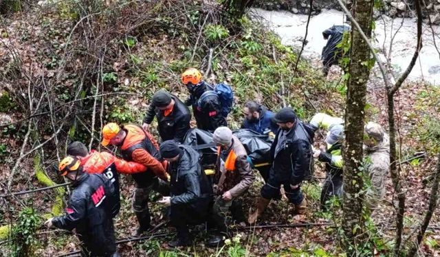 Sakarya'da iki gündür haber alınamayan vatandaşın cansız bedeni zorlu araziden çıkartıldı