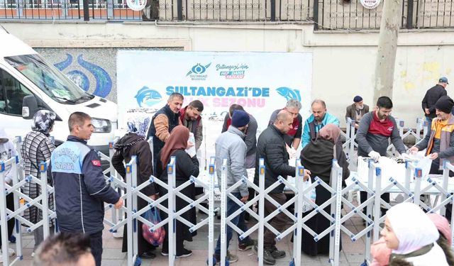Sultangazi Belediyesi Ramazan'da da balık dağıtımını sürdürüyor