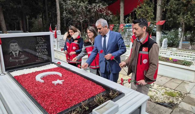 Tekirdağ'da şehit mezarlarına karanfil bırakıldı