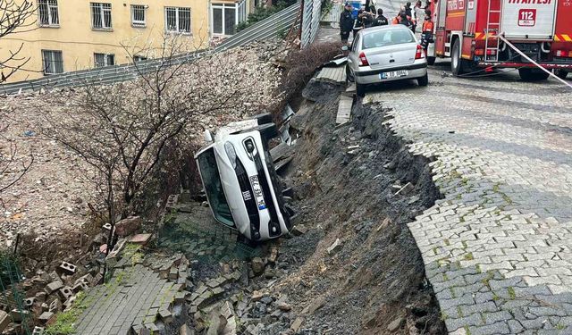Üsküdar'da yol çöktü: Otomobil çukura düştü
