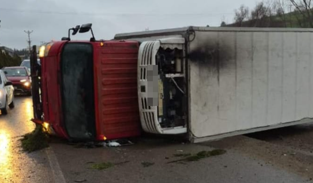 Bursa İnegöl'de fabrikaya çarpan kamyon devrildi: 2 yaralı