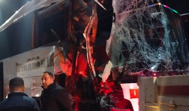 Kuzey Marmara Otoyolu’nda yolcu otobüsü tıra çarptı: 10 yaralı