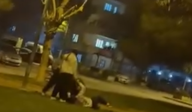 Bursa İnegöl'de genç kızların saç saça kavgası kamerada