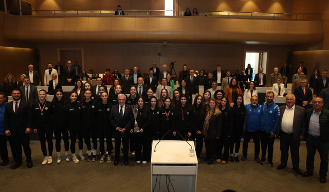 Nilüfer’in genç sporcuları başarılarını belediye meclisinde paylaştı