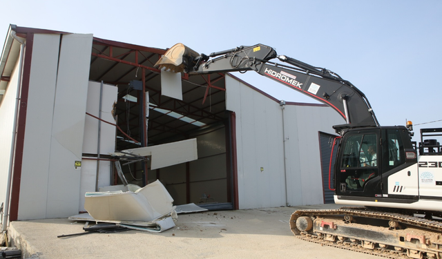 Nilüfer’de tarım alanındaki 900 metrekarelik kaçak yapı yıkıldı