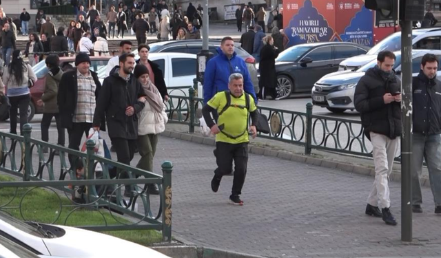 Bursa'da 66 yaşındaki esnaf, oruçlu halde trafiğe takılmamak için iftara koşuyor