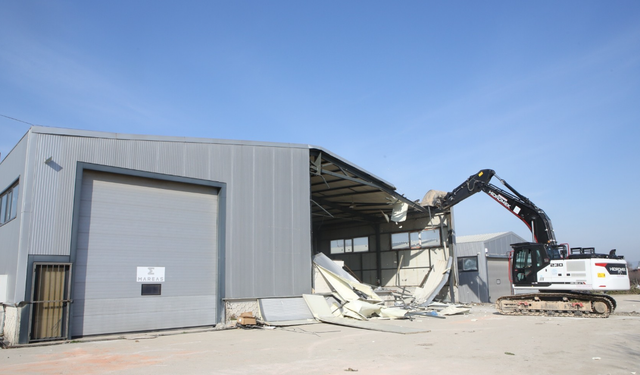 Nilüfer’de 4 kaçak bina yıkıldı