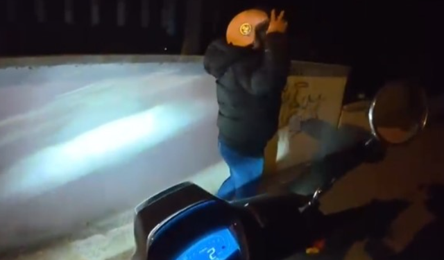 Bursa Karacabey'de annesine gece motor sürmeyi öğreten genç izleyenleri gülümsetti