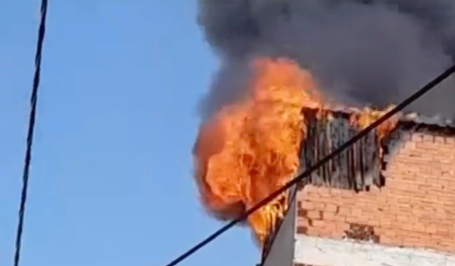 Bursa Yıldırım'da çatı katı alevlere teslim oldu