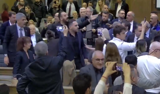 Bursa Büyükşehir Meclisi'nde tansiyon yükseldi! Meclis üyeleri birbirinin üzerine yürüdü
