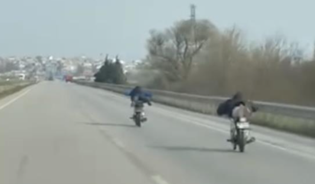 Bursa'da motor üstünde yatarak tehlikeli yolculuk