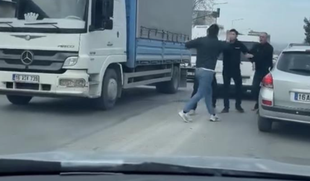 Bursa Osmangazi'de trafikte kavga: Sürücüler birbirine girdi
