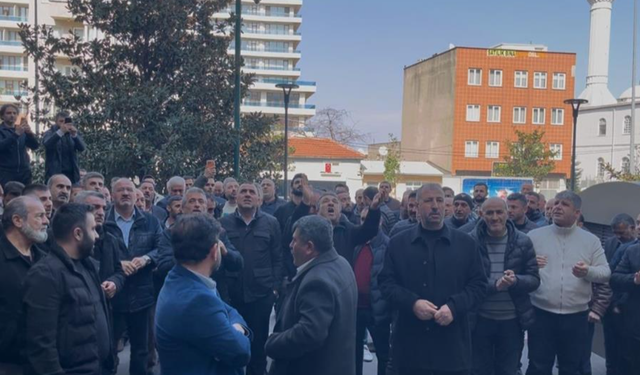 Bursa'da halk otobüsü esnafı belediye önünde toplandı