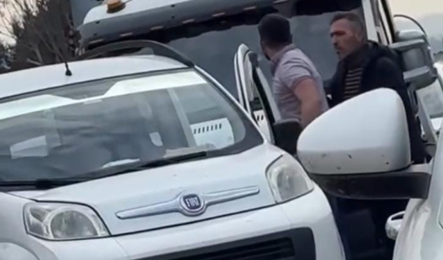 Bursa Nilüfer'de trafikte yol verme kavgası kamerada