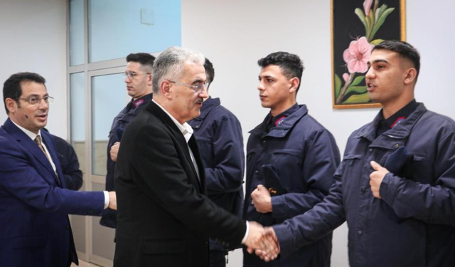 Bursa Valisi Ayyıldız, İl Jandarma Komutanlığı'nda Mehmetçik'le buluştu