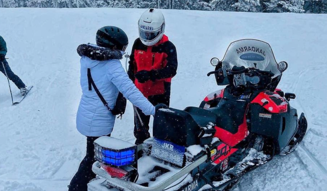 Uludağ'da jandarmadan kayakçılara yardım eli