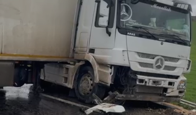 İnegöl-Yenişehir yolunda tır kazası: Yol kapandı