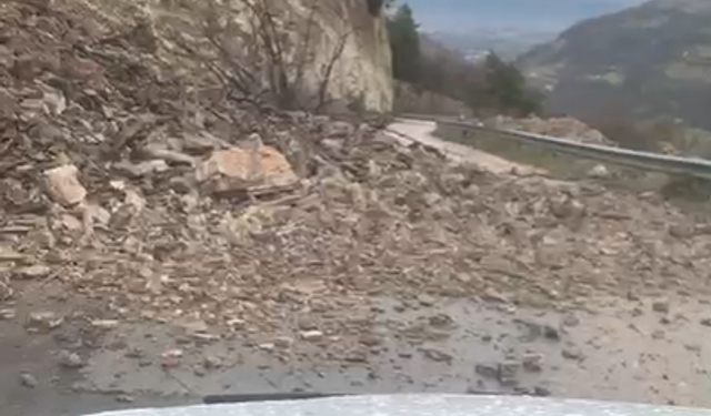 İnegöl'de o yolda heyelan: Ulaşıma kapandı