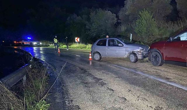 Bursa’da iki otomobil çarpıştı: 1 kişi yaralandı, 11 aylık bebek faciadan döndü