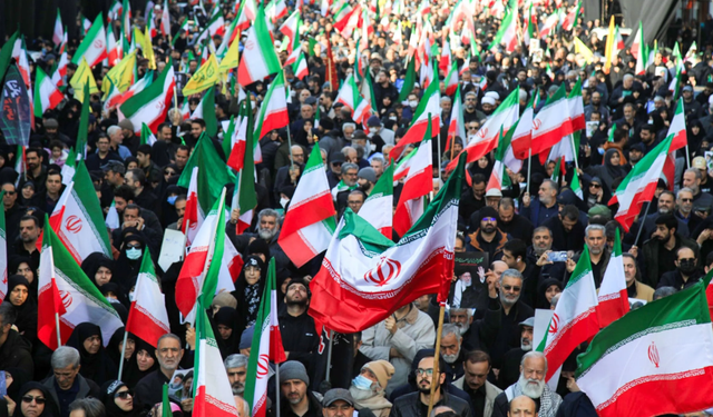 Tahran’da on binlerce kişi yeni dini lider Mücteba Hamaney’e için toplandı