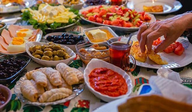 Uzmanından uyarı: "Bayramda sadece tatlı değil, tuzlu ikramlara da dikkat edin"