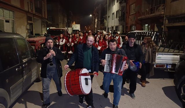 Bursa'da İnegöllüleri Rumeli ezgileriyle sahura uyandırdılar